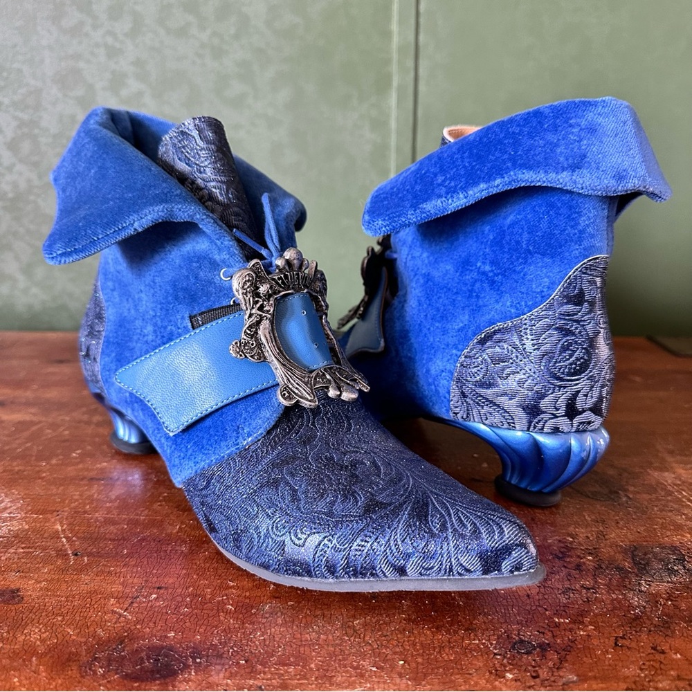 Fluevog Firefly Ohbai Elegant Buckled Ankle Boots in Blue Emboss 💙🩶